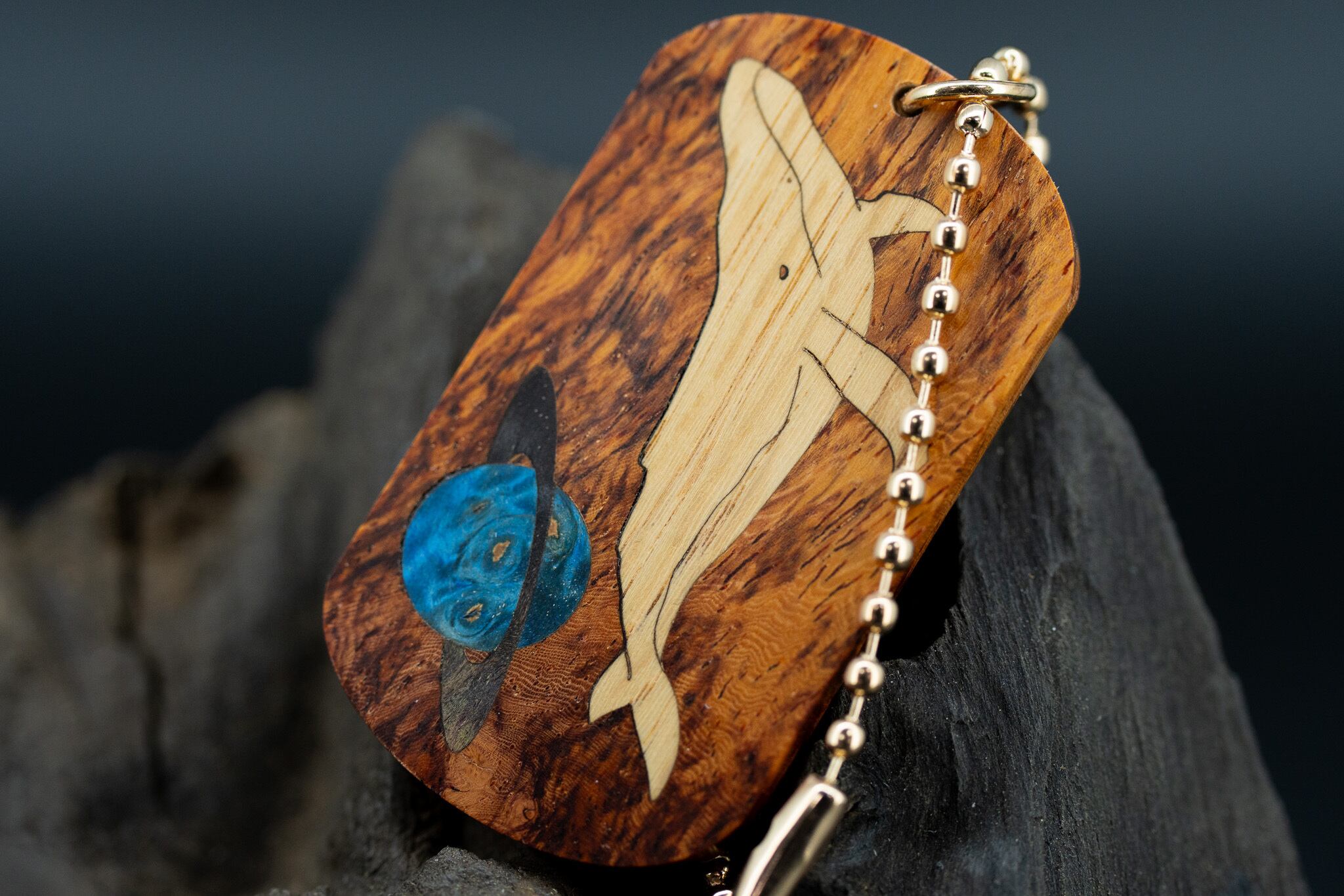【最高峰の鳥眼杢】 バーズアイローズウッド ドッグタグ 象嵌 勇魚と惑星