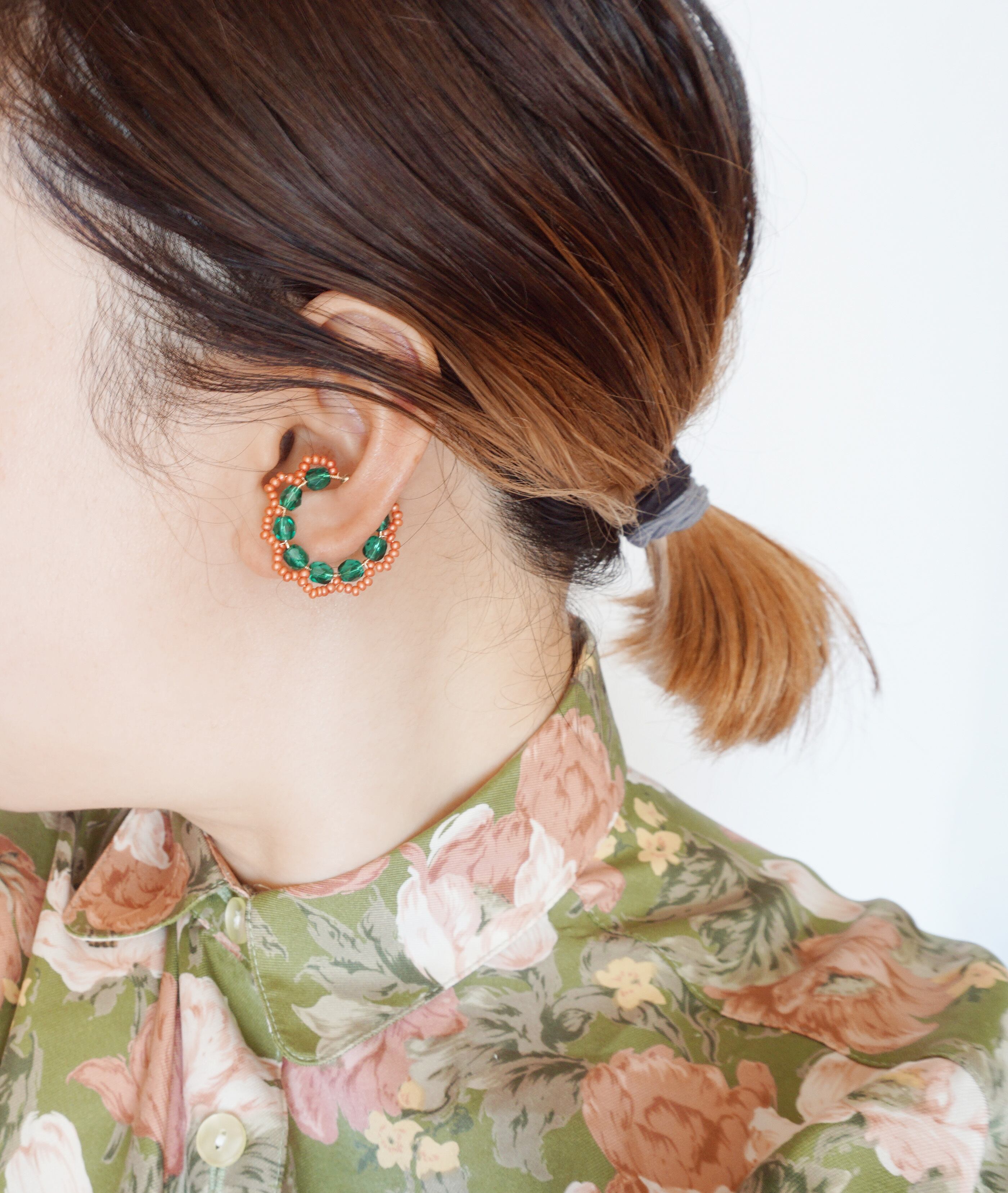＜Rollo～イロヅクビジュー～＞イヤーカフ『coral Orange×emerald』