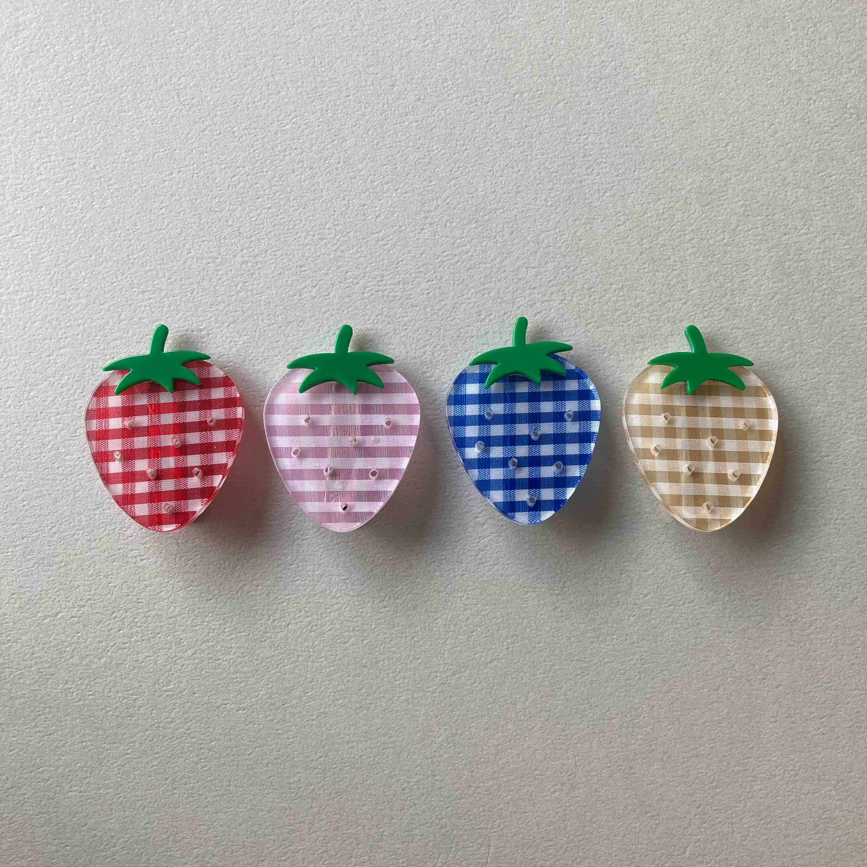 ギンガムチェックのいちご ヘアクリップ | Dua-アクセサリーパーツショップ