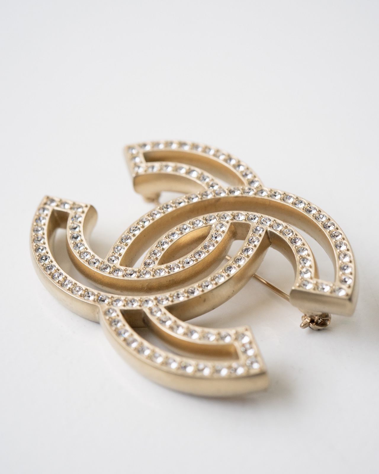 〈CHANEL〉Rhinestone CC Mark Brooch 2019s