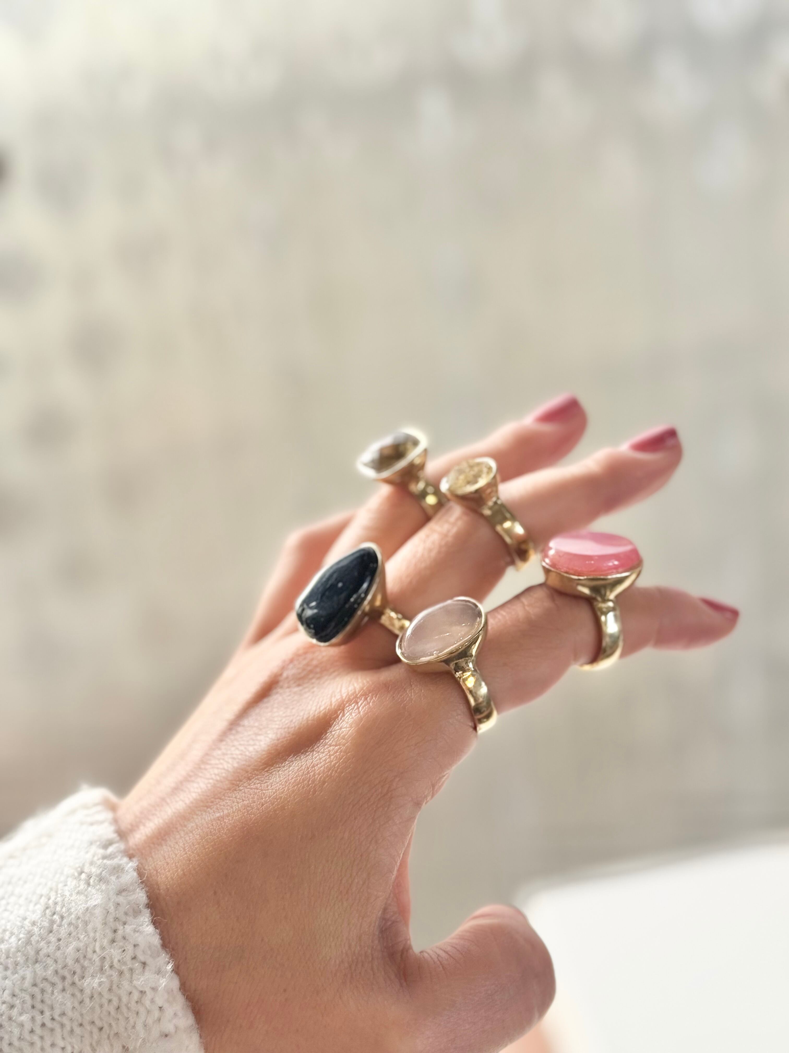 天然石を肌身離さず連れ出すリング