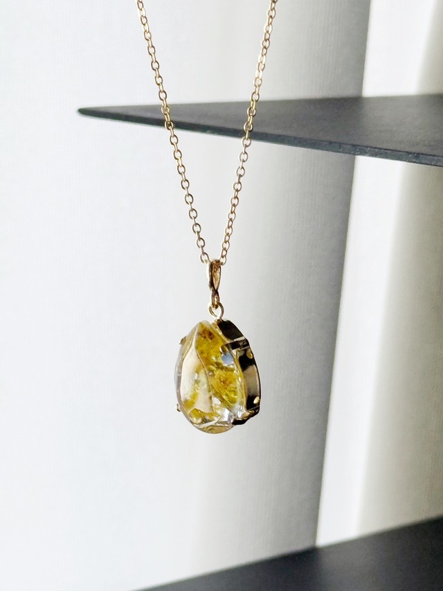 感謝と思いやりを、そっと胸元に宿して。今日という一日をやさしく彩る、ミモザ・ドロップ・ネックレス