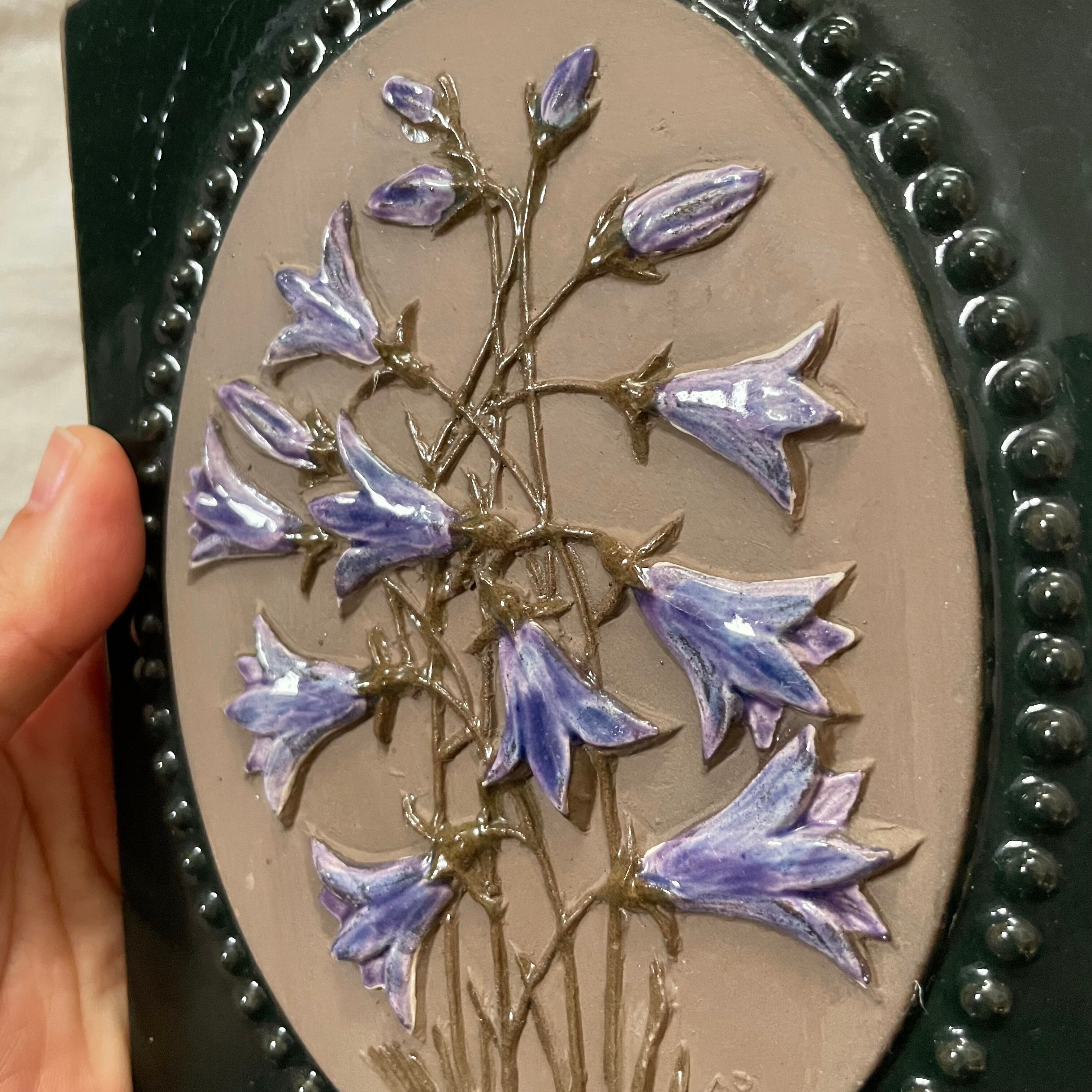 紫色の花の陶板 | tsuitachi craft&brocante