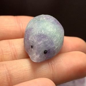 6.ウルグアイ産アメジストクラスターに住み着いているフローライトハリネズミさん