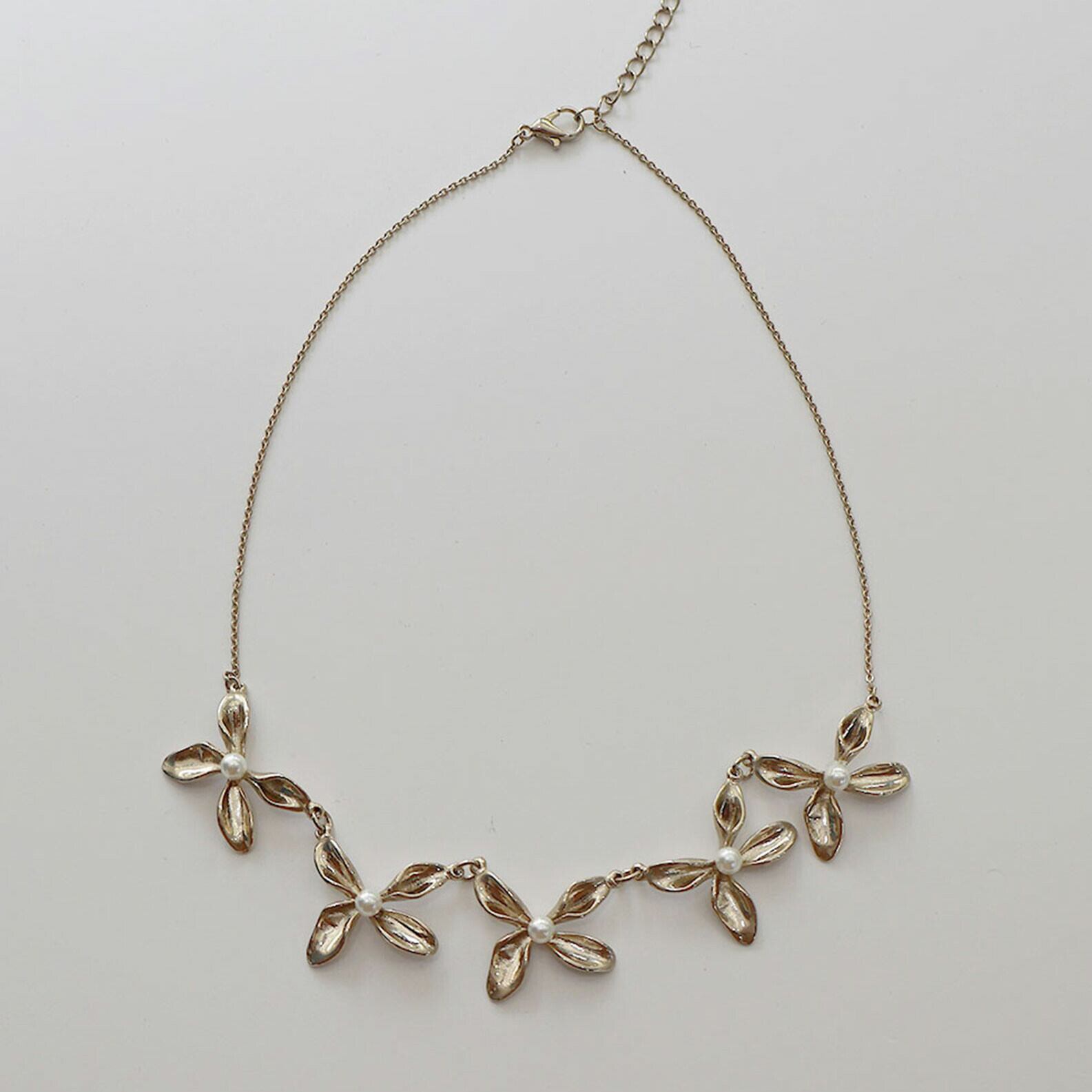 フラワーネックレス　メタル　パール　ボリュームネックレス 　パーティー　結婚式　二次会　韓国製