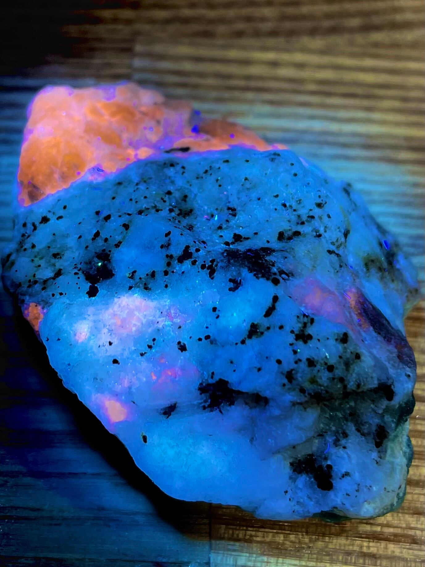 9) 蛍光「ソーダライト」原石 | レムリアの太陽