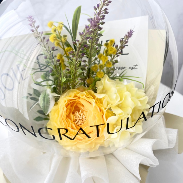 春の陽だまり: ミモザとサテンリボンのバルーンアレンジメント