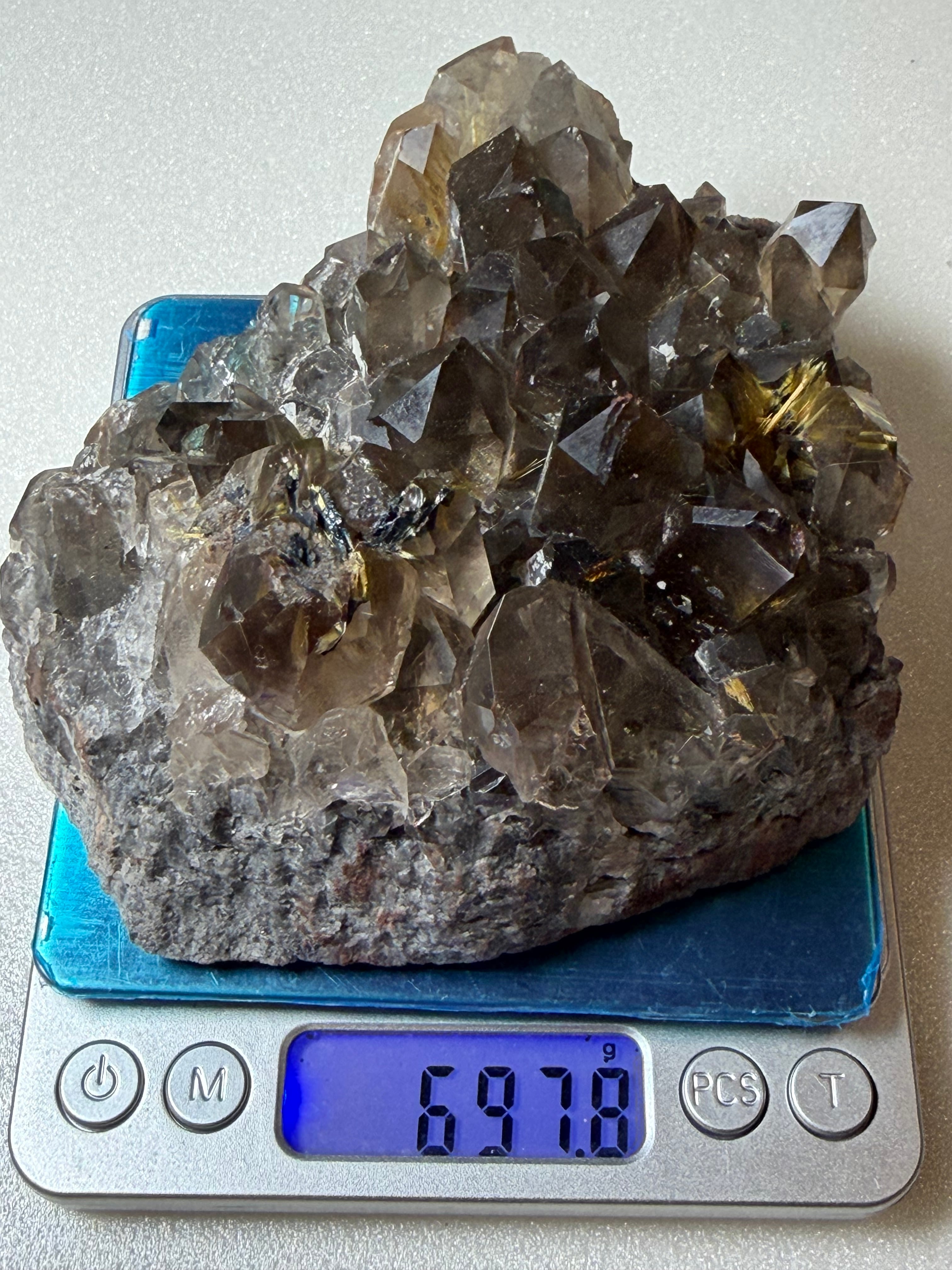 スモーキークォーツ 金針水晶 ヘマタイト入り 原石 クラスター 271g