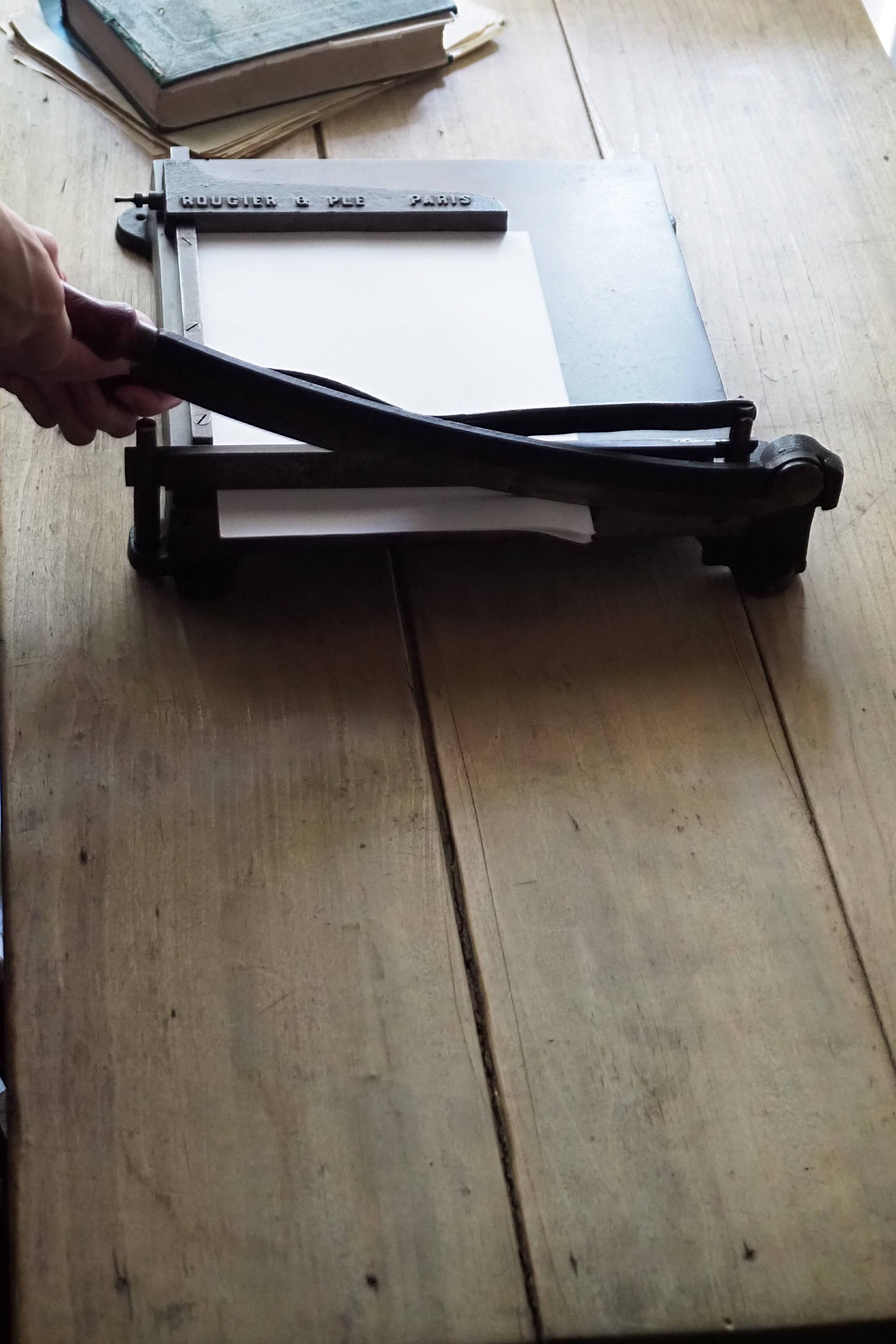 19世紀末.パリの紙裁断機/ペーパーカッター-antique paper cutter