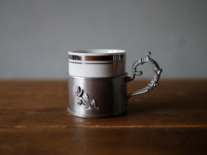 ロココ様式　バラのピューター製サブカップ付きカップ