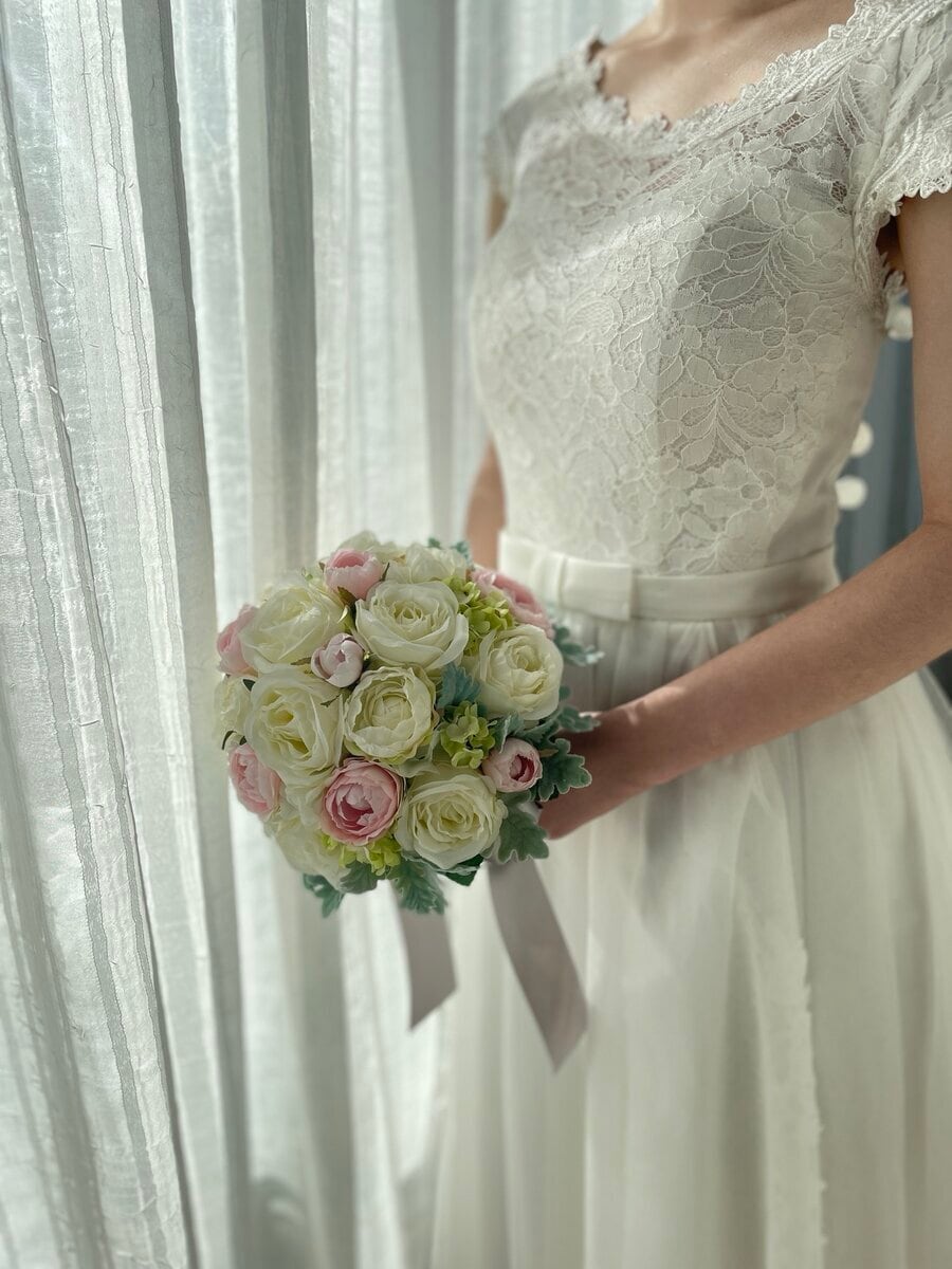 白バラとピンクミニバラのラウンドブーケとブートニアのセット | mil