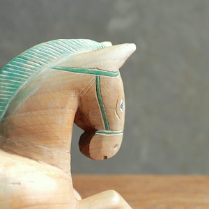 ちょっと一休みする、鮮やかな色味の馬 2｜木彫り 馬 ヴィンテージ置物