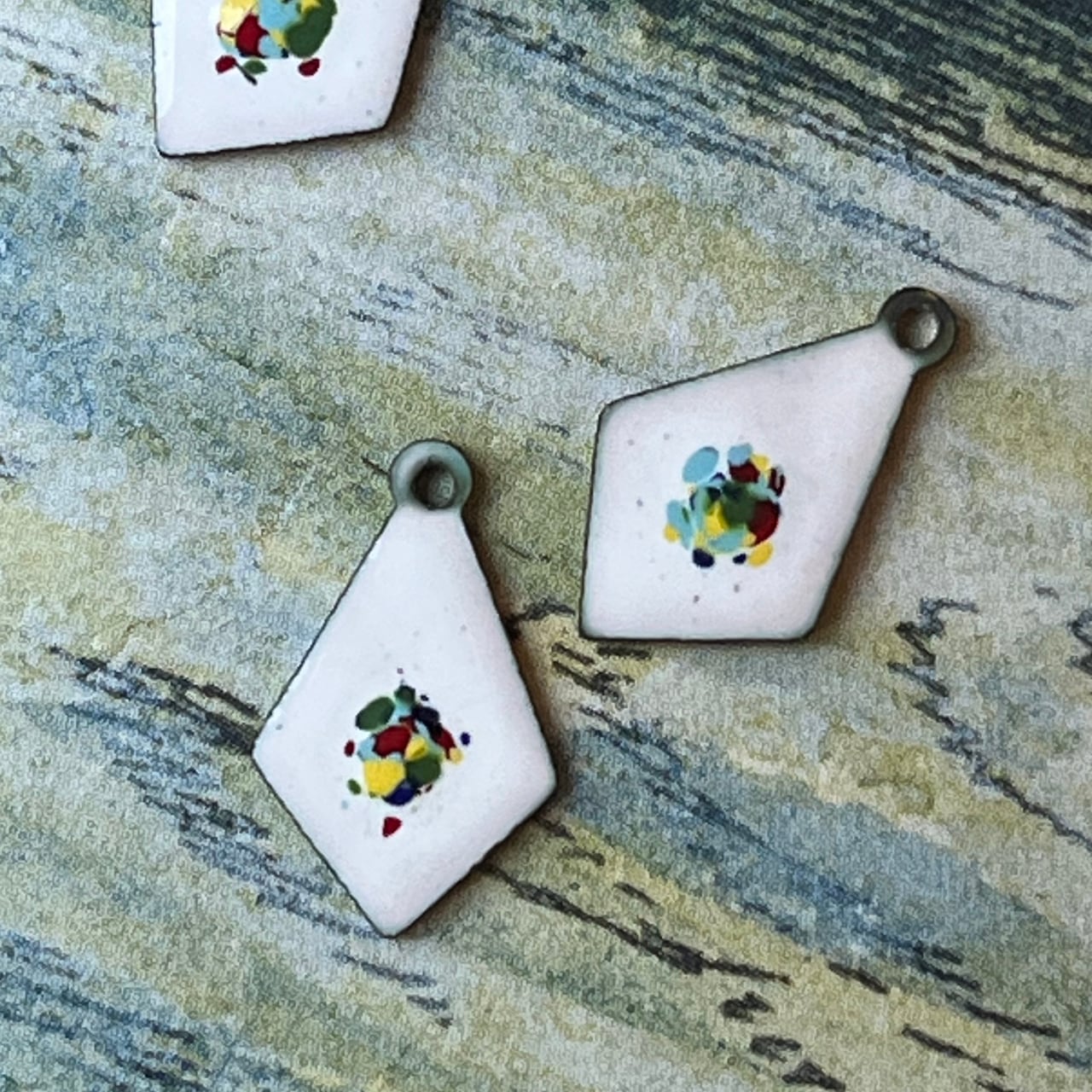 【ヴィンテージ エナメル チャーム】ホワイト 真鍮 アンティーク風 ハンドメイド素材 /約1.7cm エナメル仕上げ 1個