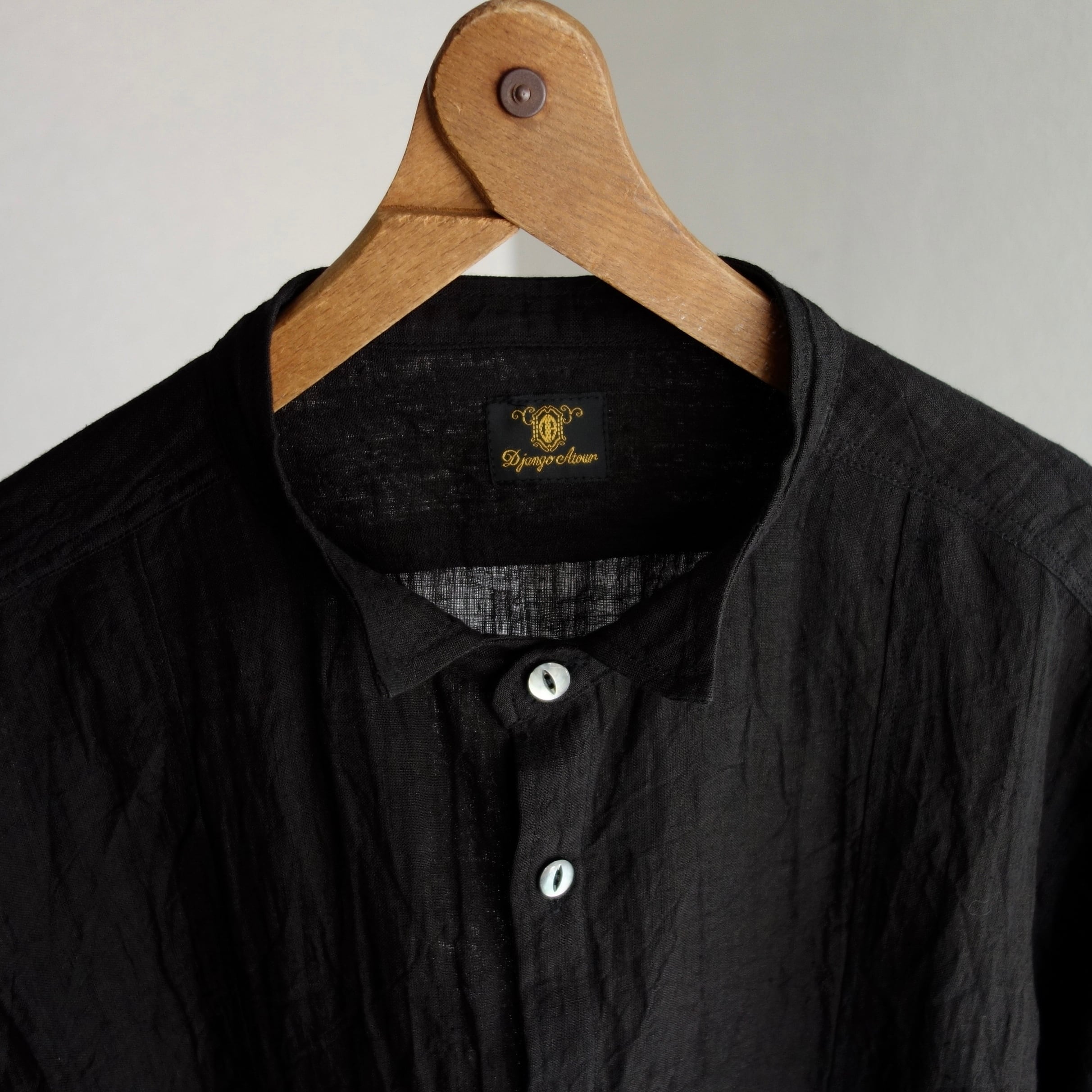 classic petit-wingcollar linen shirt / blalck
