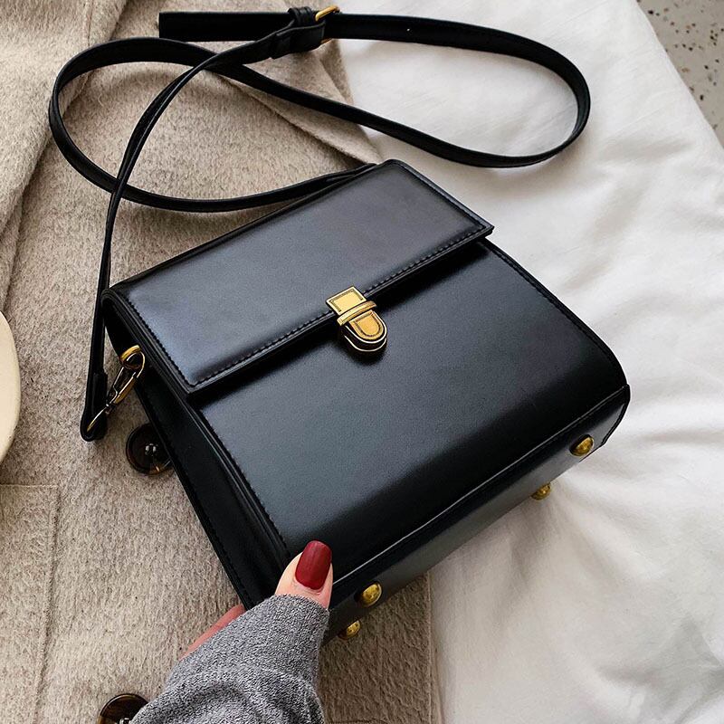 バッグ レディース ショルダーバッグ 3カラー ブラック ブラウン ワインレッド カラバリ 2way 肩掛けバッグ 鞄 カバン 無地 調節可能 PU 合皮 フェイクレザー スクエアバッグ リベット付き ヴィンテージライク クラシカル レトロ シンプル きれいめ カジュアル 上品 おしゃれ 大人可愛い 大人女子 10代 20代 30代 40代 普段使い イベント デート お出かけ 送料無料 女子会 休日 旅行 デイリー 通勤 きちんと感 お揃い 送料無料 プレゼント ギフト トレンド シーズンレス