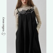 黒に物語が宿る刻印：プリーツキャミワンピース《XU0269》