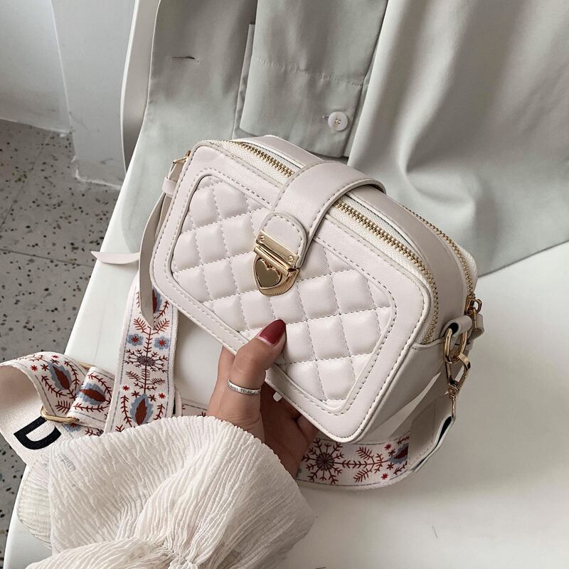 夏の人気スモールバッグ2020新しい流行のファッションワイルドワイドショルダーストラップ女性メッセンジャーバッグネット赤い刺繍糸小さな正方形のバッグ 手作りハンドバック34637914706