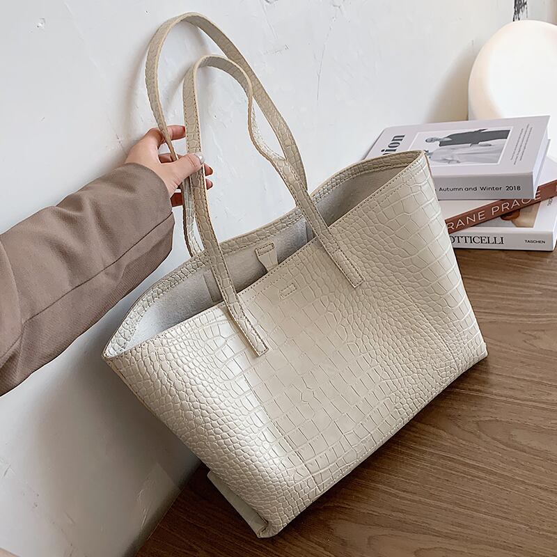 Hong Kong style retro ladies largecapacity bag women 2020 new trendy