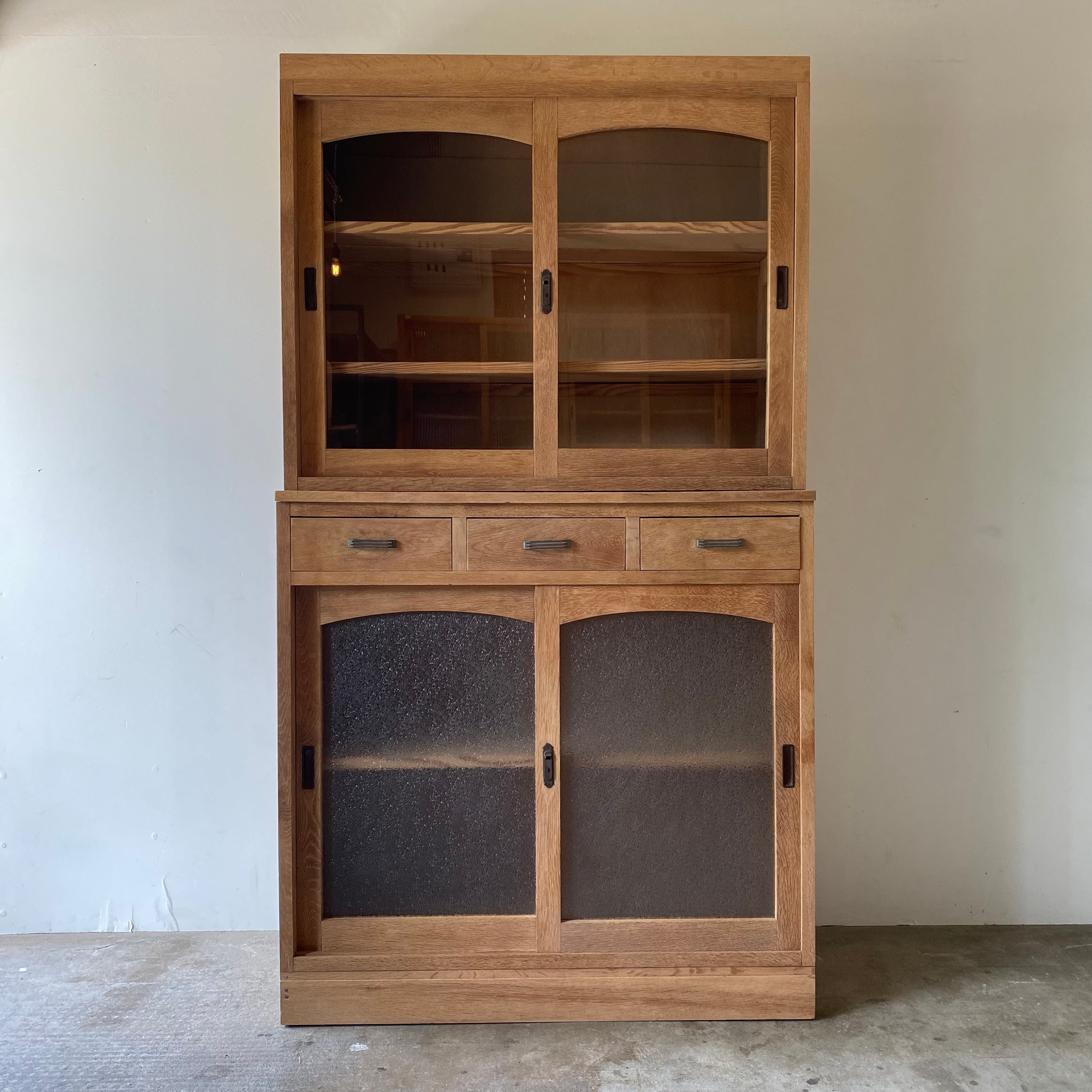 ガラス戸のキャビネット　0952