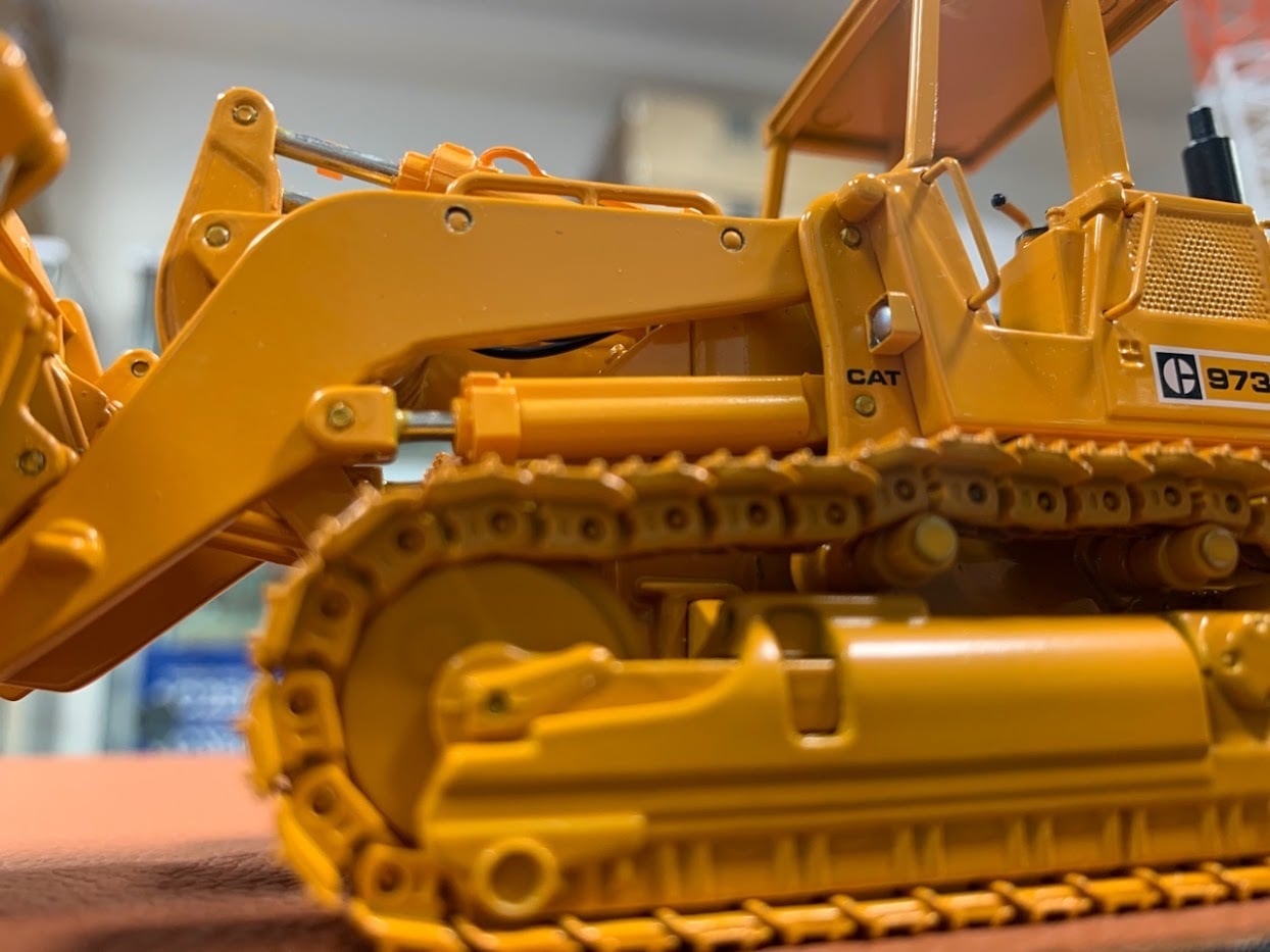 CCM 1/48 CAT 973 Track Loader w/ Multi-Purpose Bucket | 北原模型
