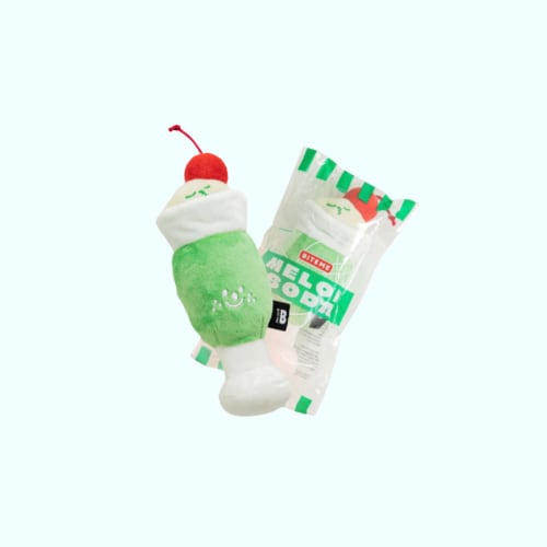 【BITE ME】メロンソーダ 爽やかなメロンソーダに甘いバニラアイスとチェリーが乗った、美味しそうなおもちゃです！