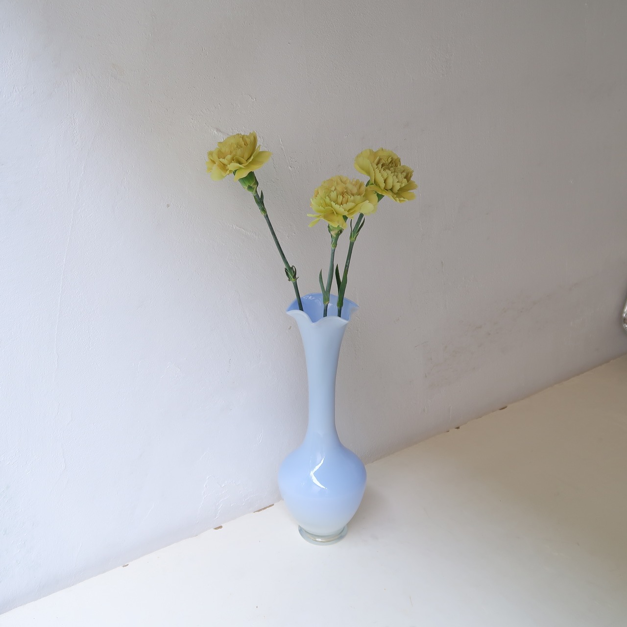 ほんのりブルーのひらひら花瓶