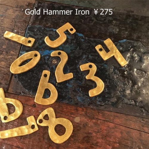 TOPANGA Zakka India Gold Hammered Iron Number Plate S 3cm 　インド　ゴールドハンマーアイアンナンバープレート　小　看板　サインプレート　鉄　住所　店舗　槌目