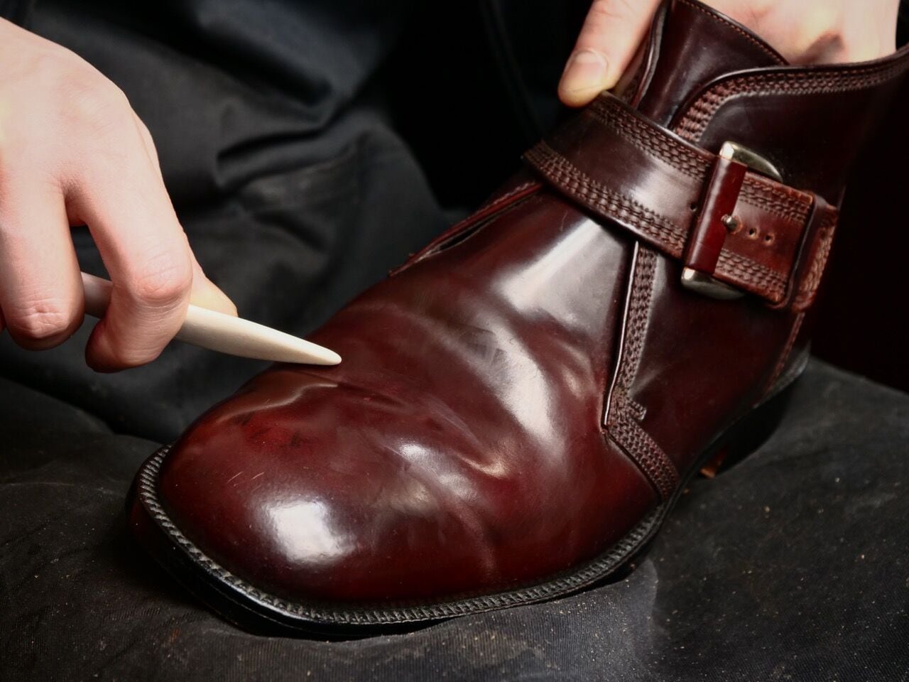 ABBEY HORN / Twisted Leather Stick | UNION WORKS ONLINE STORE