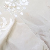 フラメンコ 衣装 マントン シージョ ホワイト系 ベージュ系 ゴールド系 スクエア 刺繍 花柄 フレコ 四角形 大判 ダンス パーティ 発表会 小物 小道具 花刺繍 華やか ダンス衣装小物 舞台衣装 発表会衣装 演奏会衣装 ステージ小物