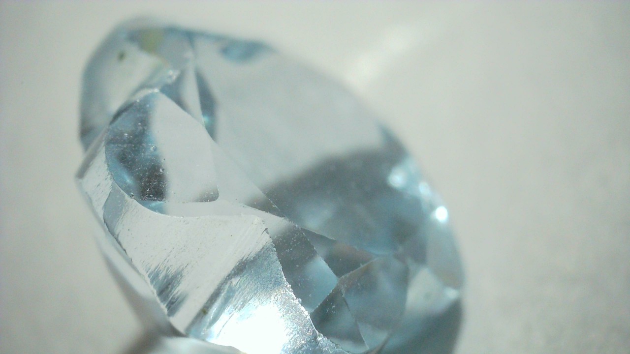 ブルートパーズ（フラワーカット）　2.13ct　[C13‐129]