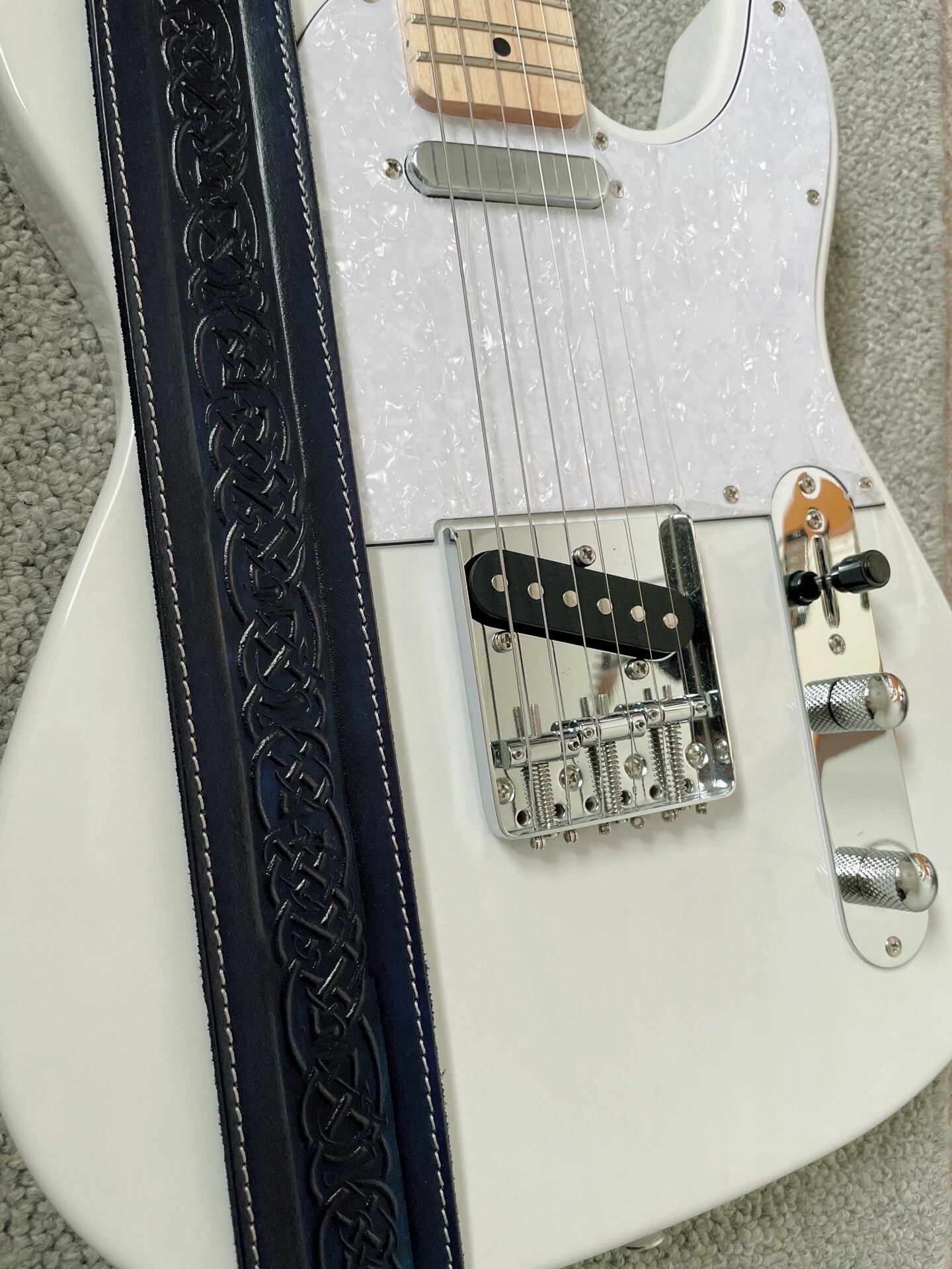 【新品未使用】 一点物 ハンドメイド 柄 ギターストラップ Triad トライアド｜程よい主張の三つ編みギターストラップ – 708works