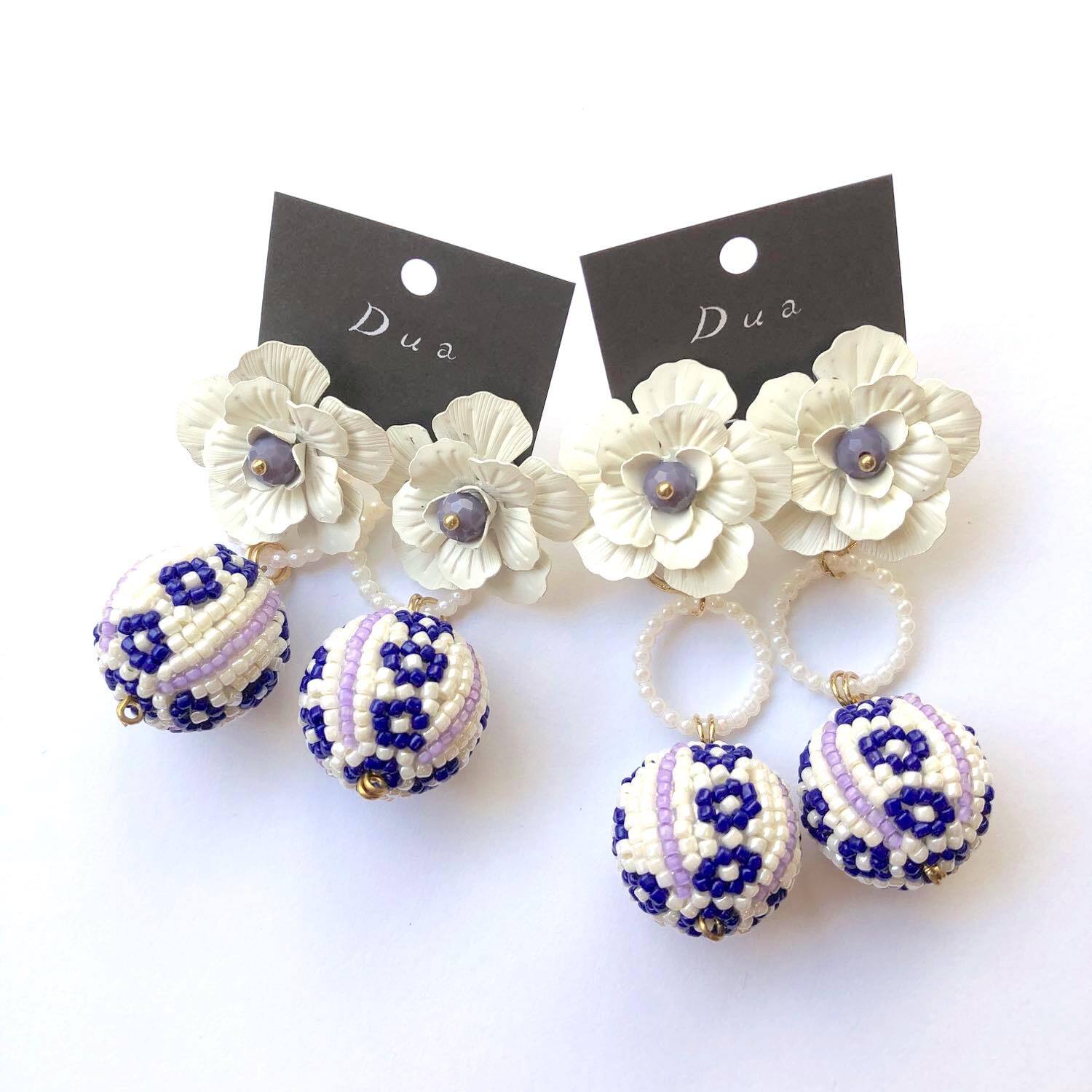 白花トップと紫ビーズボールの〈ピアス/イヤリング〉 | Dua