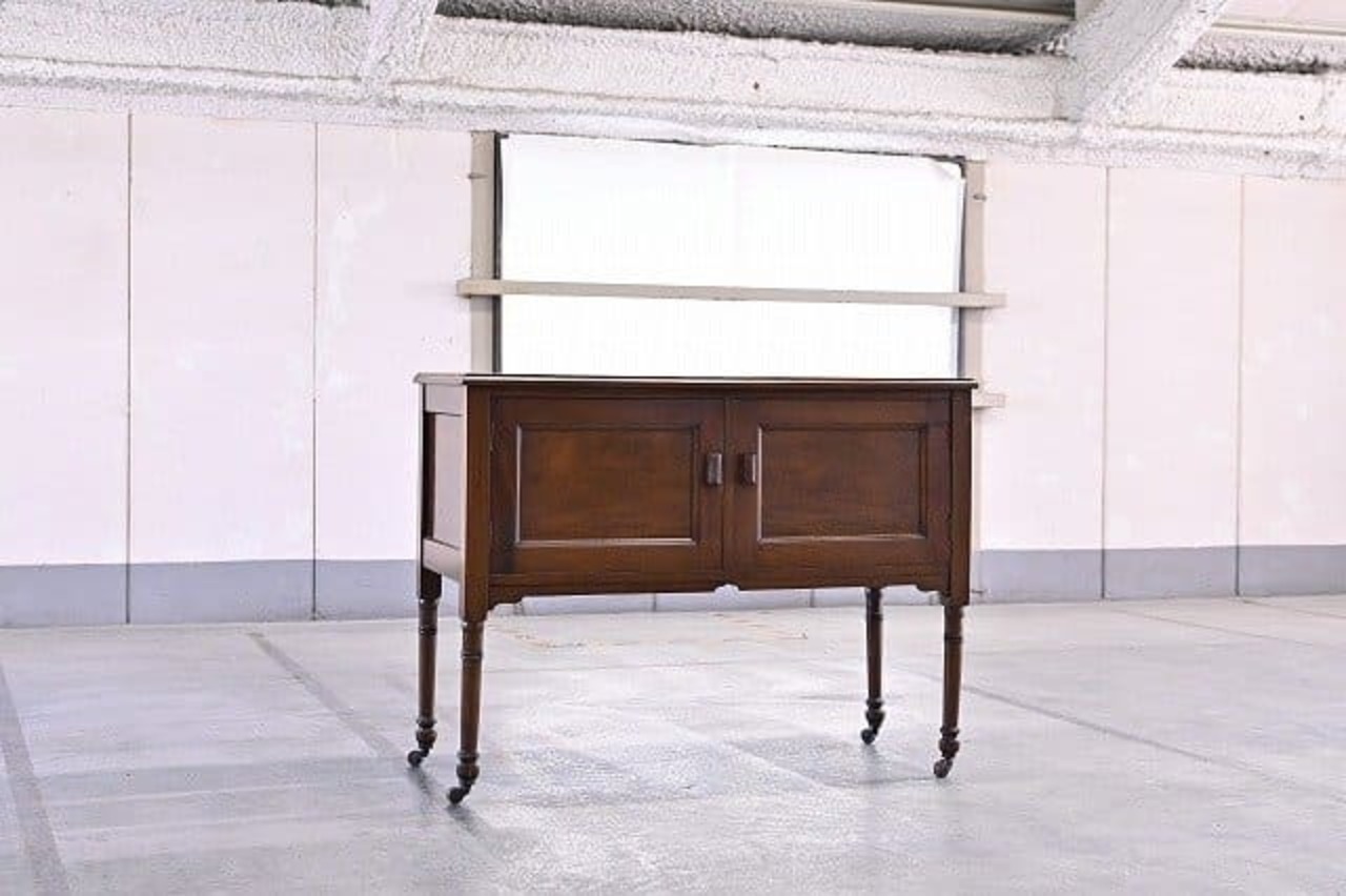 イギリス製 DENBY＆SPINKS Leeds サイドボード バーチ材 キャスター付き 両開き スタンドディスプレイ デスク クラシック ゴシック 樺材【中古家具/中古インテリア/USED家具ユーズド家具/リサイクル】