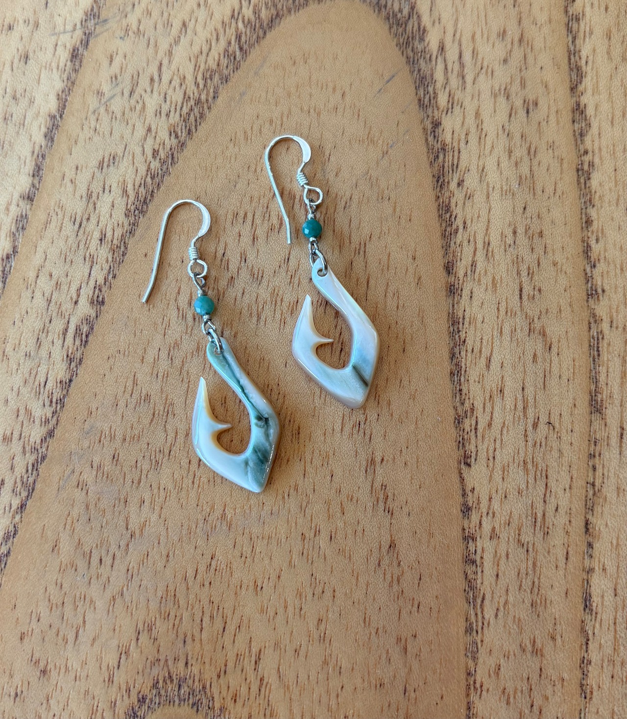 夜光貝のピアス　フィッシュフック