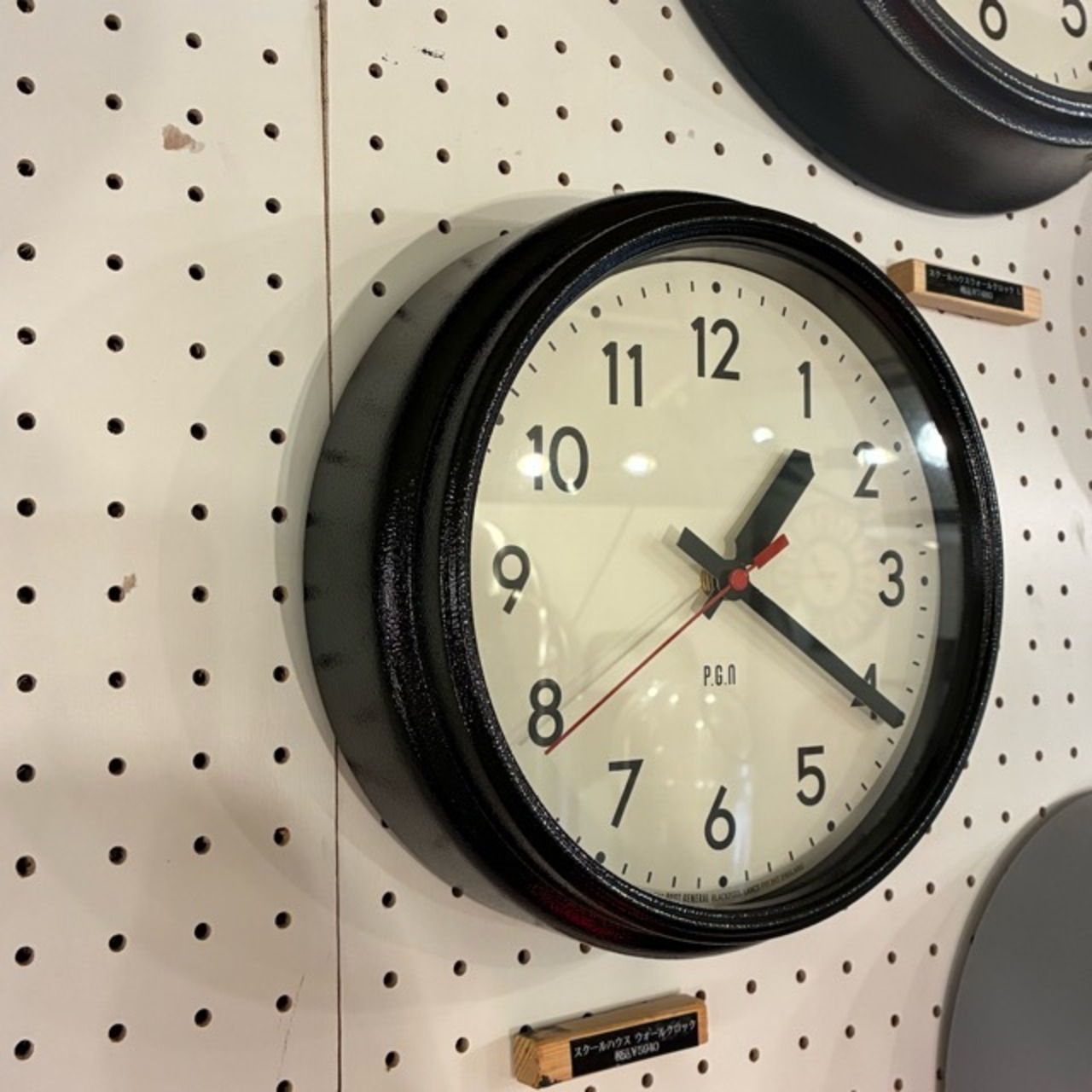 Schoolhouse Wall Clock　スクールハウス ウォールクロック S　全2色　ブラック　グレー　掛け時計　ハンマートン塗装　シンプル　スイープムーブメント