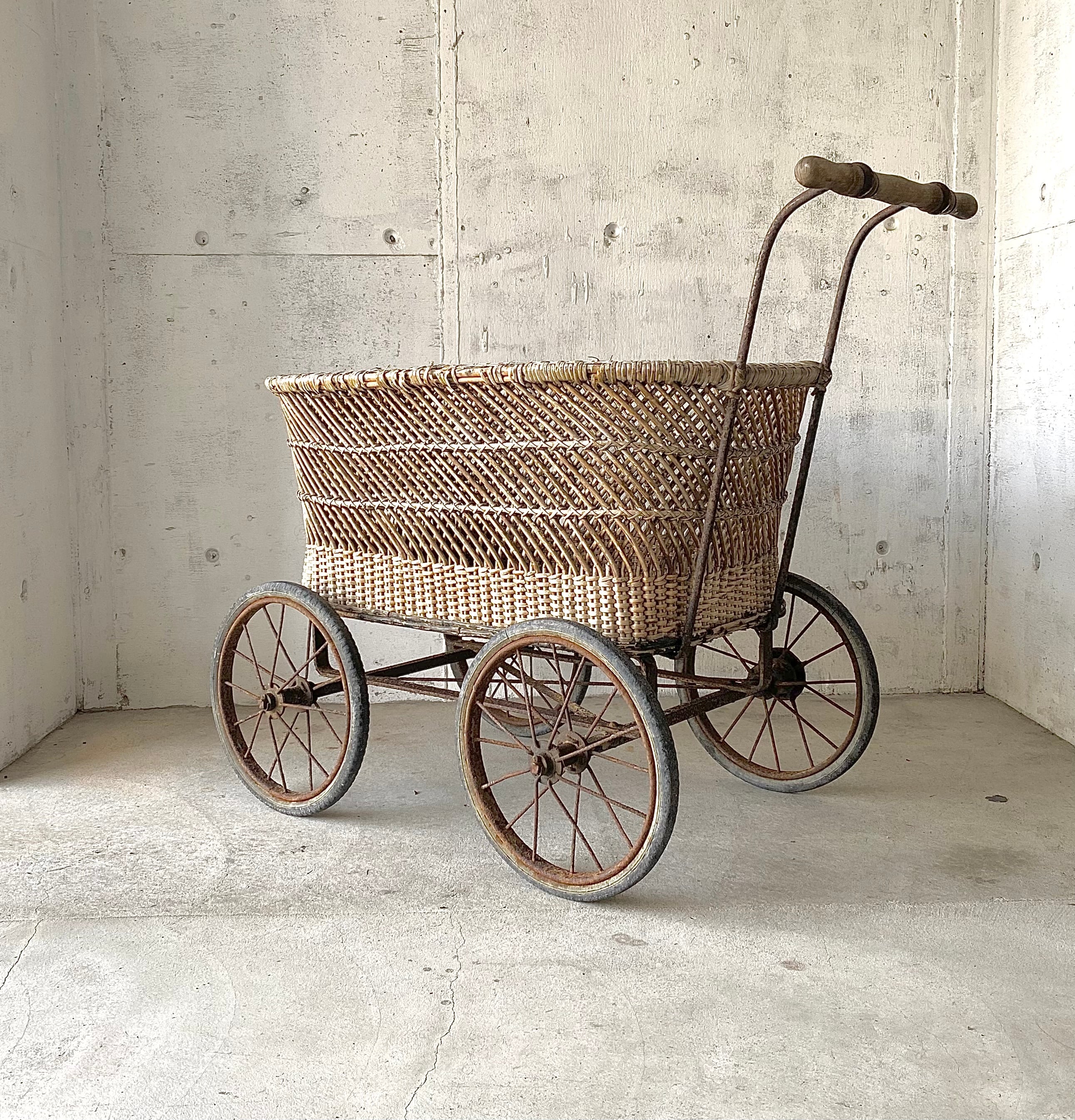 りんりん　シャビーシック　乳母車　花籠　店舗什器　ヴィンテージ　古道具 りんりん様専用 シャビーシック 乳母車 花籠 店舗什器 ヴィンテージ