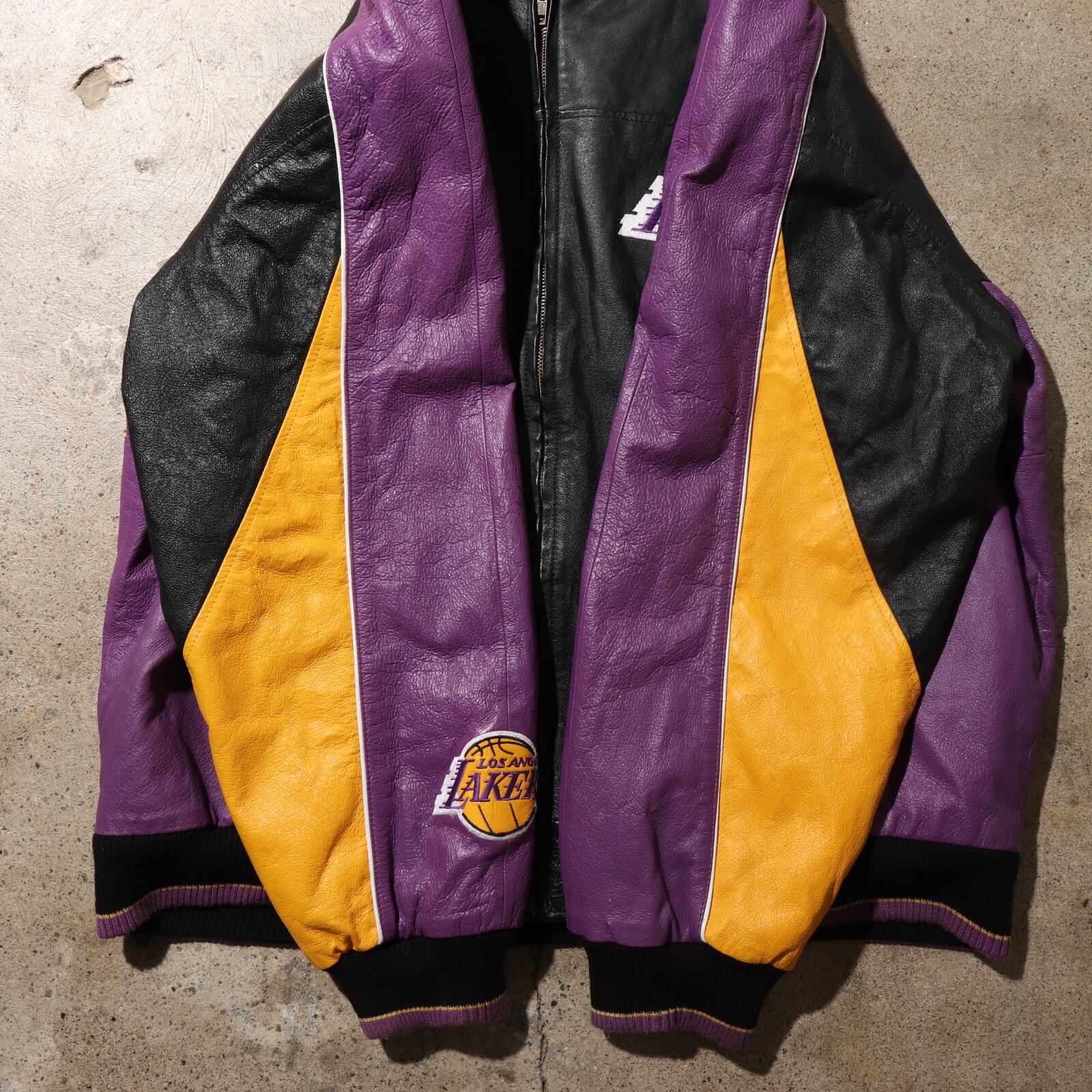 美品 XL Los Angeles Lakers 総刺繍 本革 レザージャケット レイカーズ 