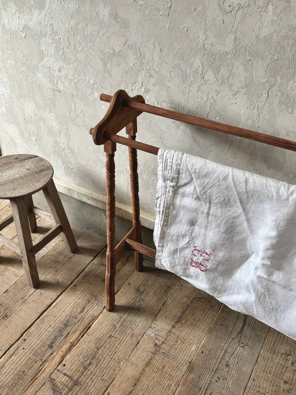Wooden Towel Stand (A28-131)