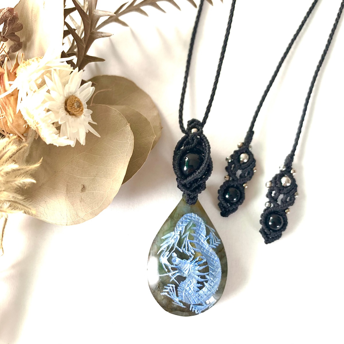 ラブラドライトのマクラメ編みネックレス(龍彫り) | crescent-天然石  