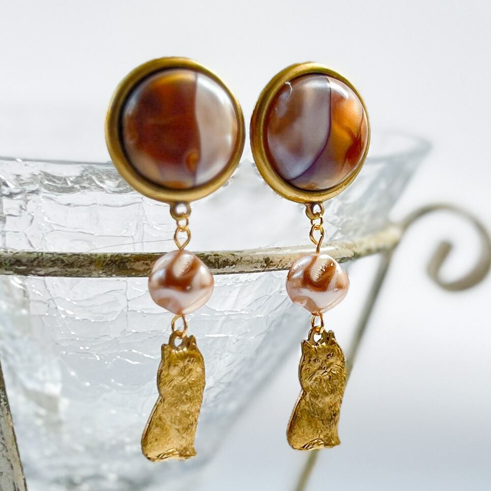 マーブル模様のヴィンテージビーズカボション猫ピアス＆イヤリング  
