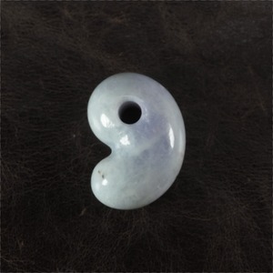 糸魚川翡翠 ラベンダー翡翠 ゆる勾玉  9.6g Itoigawa lavender Jadeite Magatama