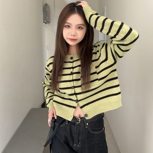 ボーダー柄 ショート丈 ニット カーディガン トップス ショート 袖あり 長袖 ラウンドネック 襟なし ポケット 前開き かわいい 大人可愛い カジュアル 大人 おしゃれ お洒落 大人女子 こなれ感 柄 ボーダー 春 秋 10代 20代 レディース 通勤 学生 通学 デート お出かけ 女子会 休日 旅行 着回し 普段使い 重ね着 韓国 韓国系 オルチャン コーデ フリーサイズ 色展開 黒 ブラック 緑 グリーン