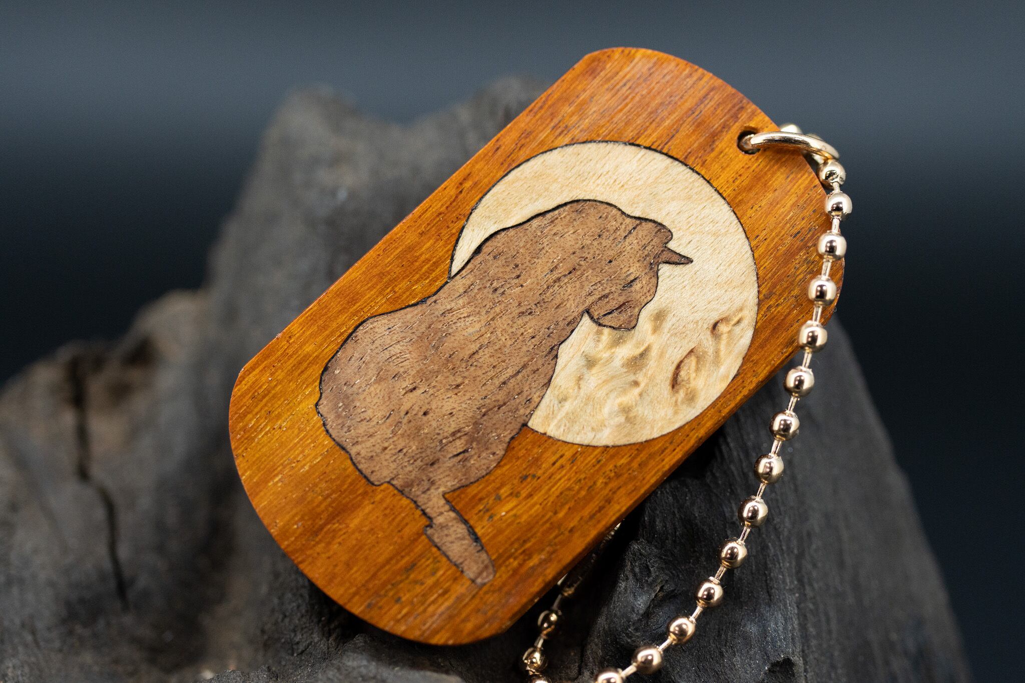 【染色と音楽の源】 フェルナンブーコ ドッグタグ 象嵌 横を向く上品な猫