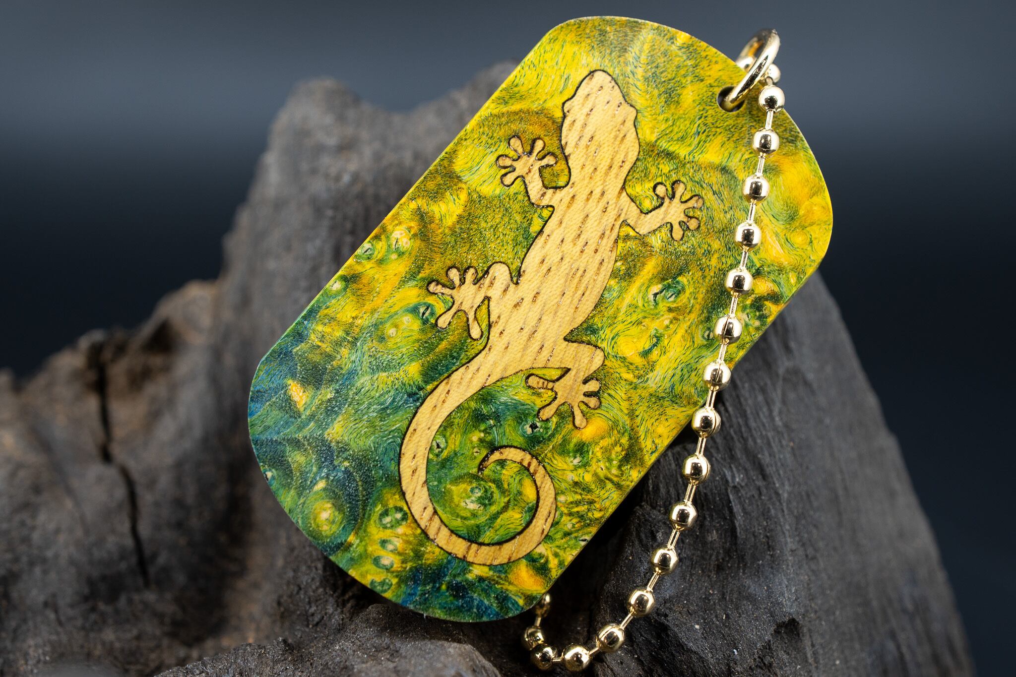 【カナダの象徴】ハードメープル 瘤杢 スタビライズウッド ドッグタグ 象嵌 木登りトカゲ