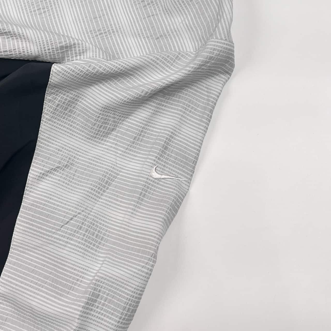 NIKE GOLF ナイキゴルフ TOUR PERFORMANCE 収納フード ドライ ジャケット ジャンパーM/ライトグレー系 メンズ