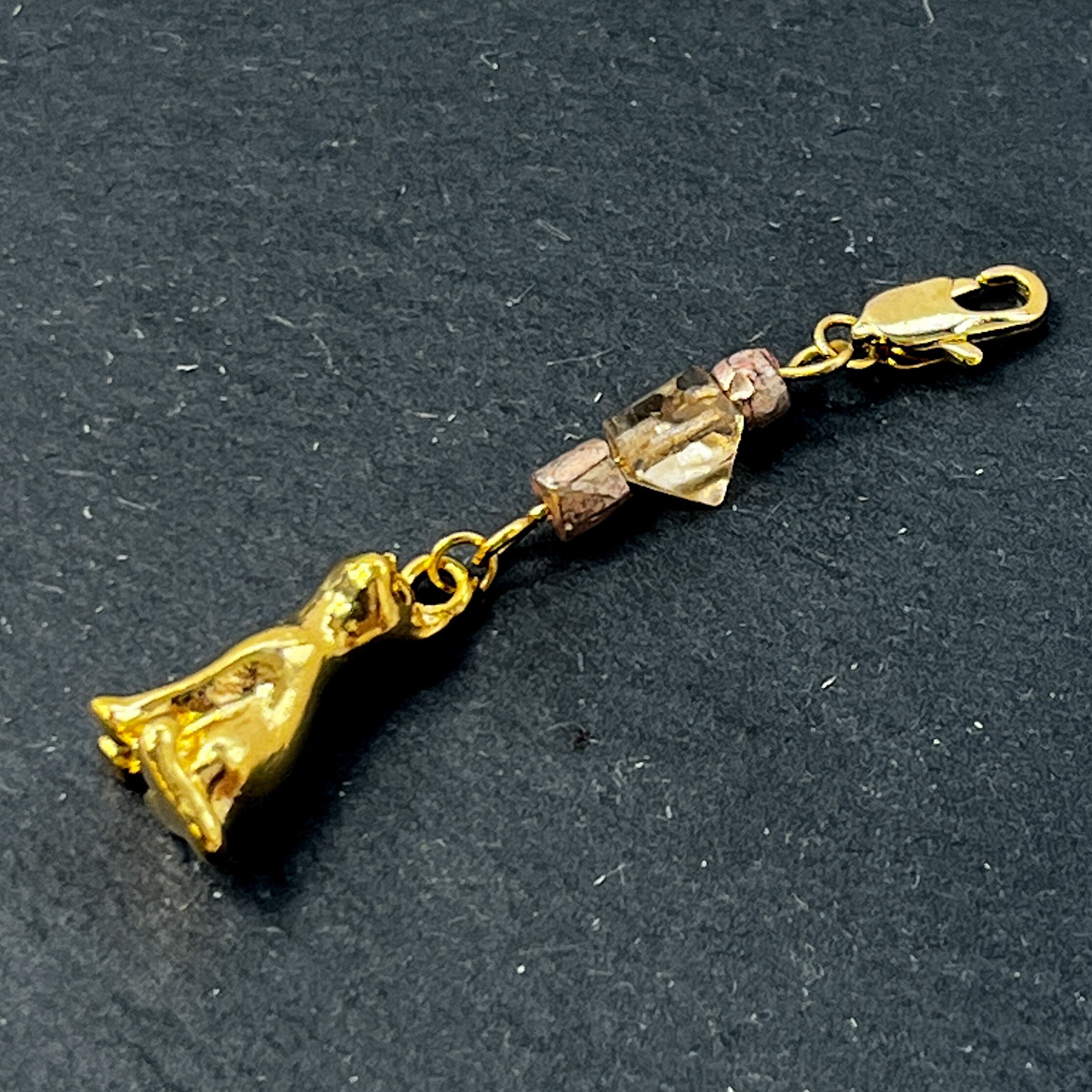 よく見ると猫シリーズ 立体猫の三角カットヴィンテージビーズチャーム