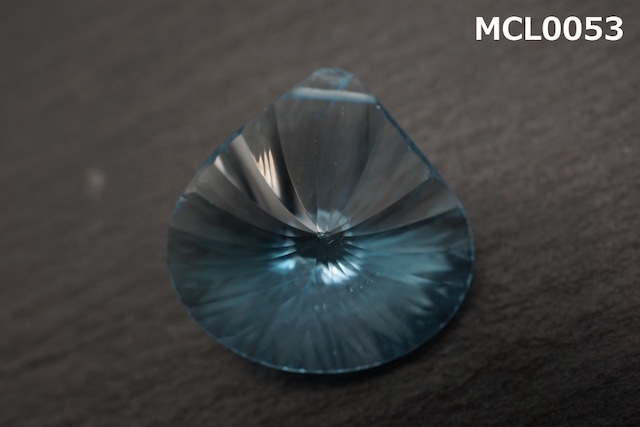 宝石質スカイブルートパーズ＜20×20×10mm／穴あきルース＞【MCL0053】