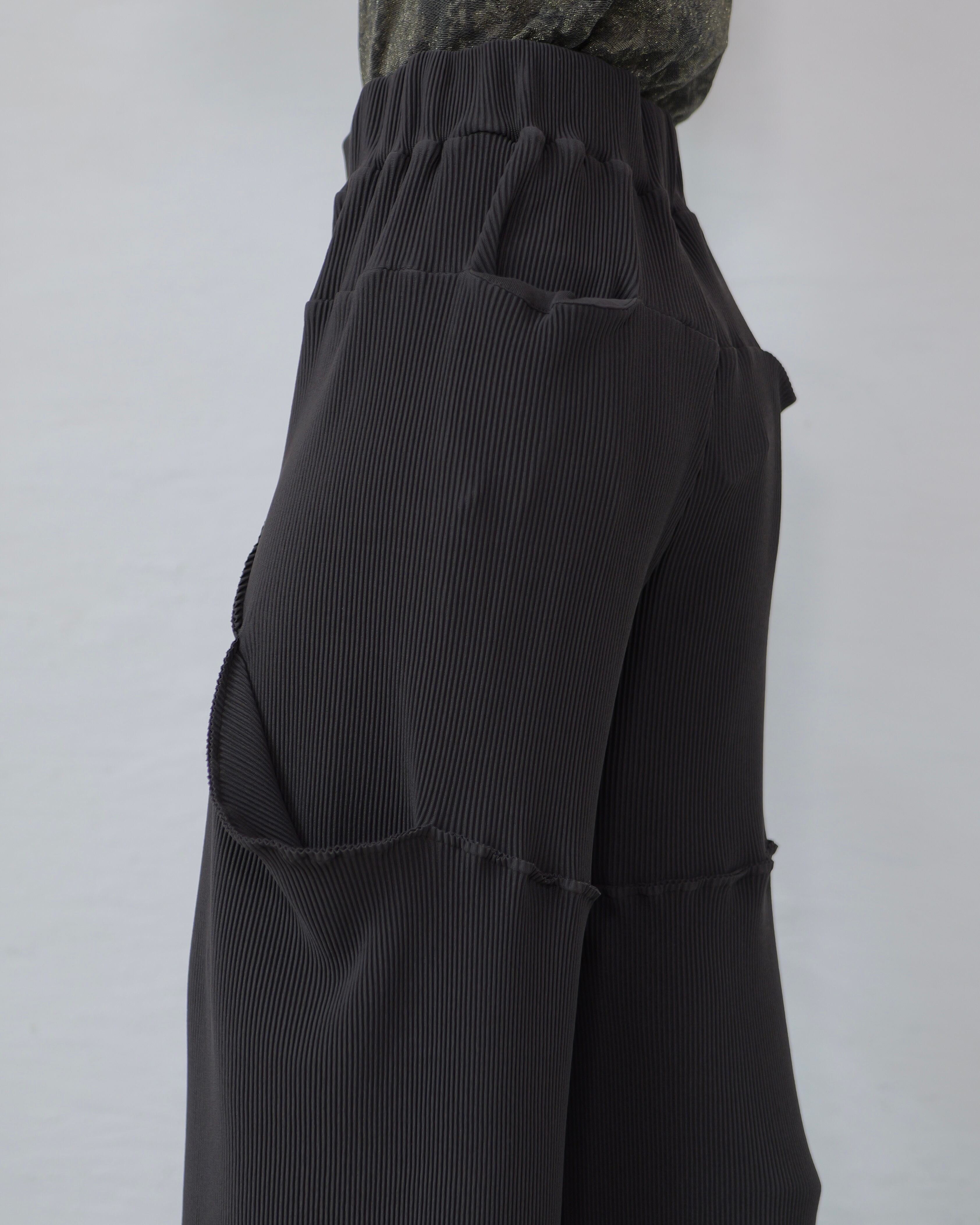 kotohayokozawa - CRISP CURVED POCKET PANTS ：Charcoal｜5mmプリーツ