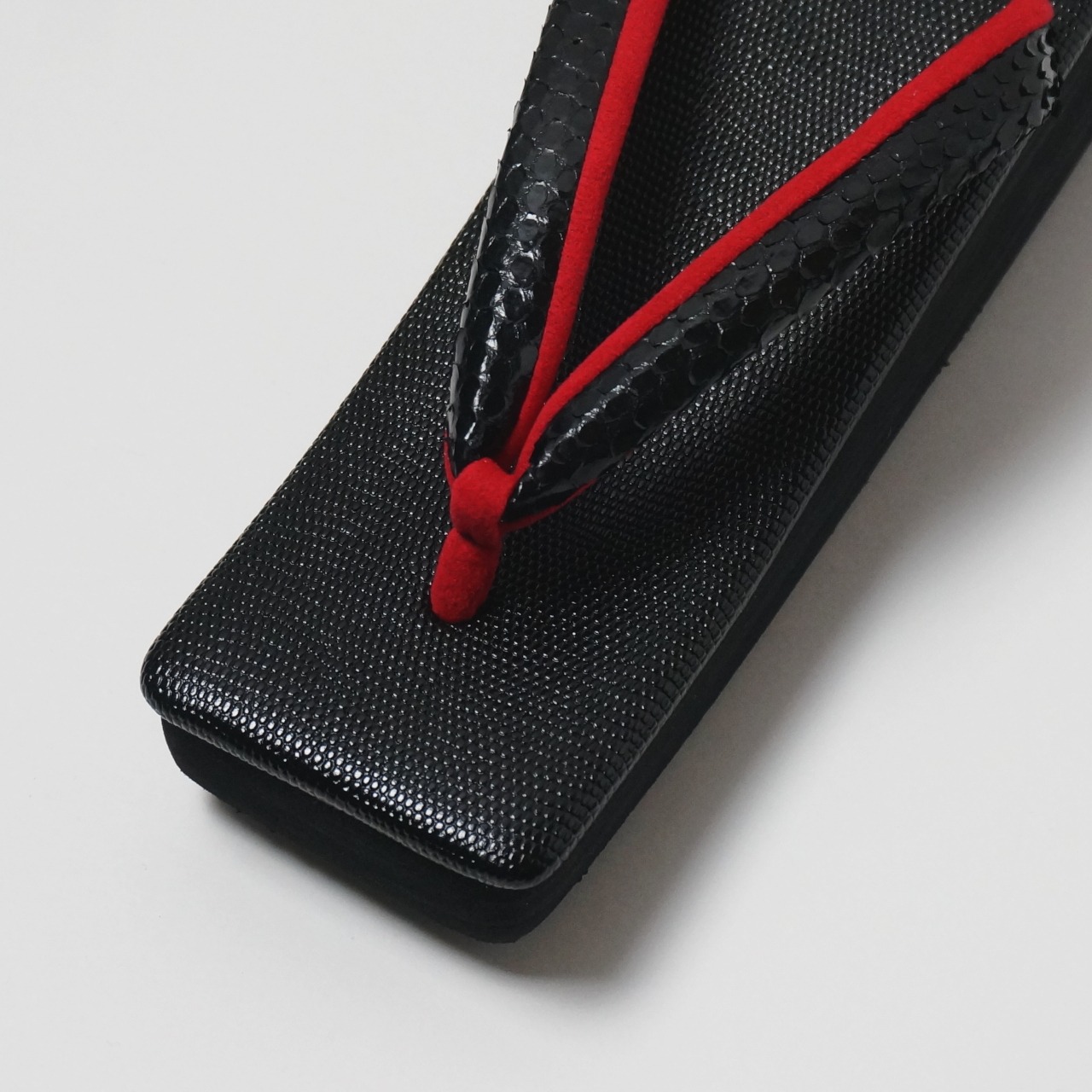レディース　RumiRock×菱屋カレンブロッソ　ヘビ革黒角草履　[ F323 F103 F327]