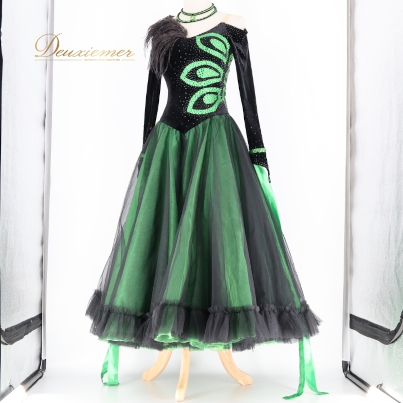 社交ダンス 衣装 スタンダードドレス ワンピース ドレス スタンダード 黒 緑 ベロア フリル レース デモ 競技 ダンス パーティ 発表会 上品 羽 高級感 ブラック系 グリーン系 ゴージャス スカート チュール おしゃれ 上品 高級衣装 ショー 衣装 美しい 華やか 大人用